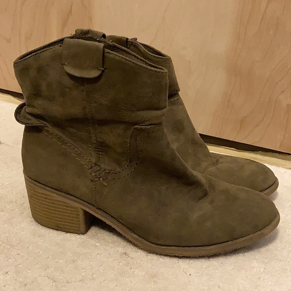 Women’s short cut bootS